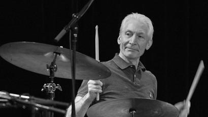 Bild: Ursula Düren/dpa
Charlie Watts bei einem Auftritt im Jahr 2010. Der Drummer der Rolling Stones ist im Alter von 80 Jahren gestorben.