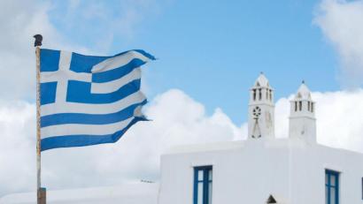 Bild: Andrea Warnecke/dpa
Die griechische Fahne weht auf der Insel Mykonos.