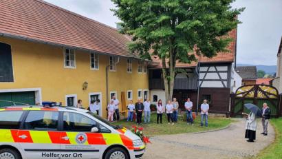 Bild: Tobias Plonner/exb
Pfarrer Georg Parankimalil (Zweiter von rechts) segnete bei einer kleinen, internen Feier das Fahrzeug der Helfer vor Ort.