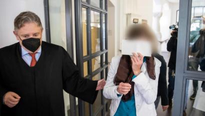 Bild: Daniel Karmann
Die wegen Mordes angeklagte Frau trifft neben ihrem Anwalt Andreas Kaiser zum Prozessbeginn im Landgericht Regensburg ein.