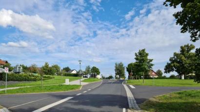 Bild: sne
Eine regelmäßig Verkehrsüberwachung soll die Bürger zur Einhaltung der Geschwindigkeit animieren, wie hier an der Schutzengelkreuzung in Parkstein.