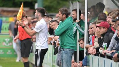 Archivbild: ref
Michael Hutzler (rechts) neben Co-Trainer Maximilian Reichenauer beim Derby gegen die DJK Gebenbach. Ammerthals Trainer will auch nach dem Sturm an die Spitze am Boden bleiben.