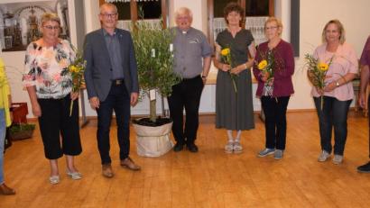 Bild: bö
DIe KAB Rieden ehrt treue Mitglieder. und verabschiedetet ihren Präses (von links): Birgit Bauer, Rosemarie Hofmann, Bürgermeister Erwin Geitner, der scheidende Pfarrer Gottfried Schubach, Marga Kraus, Hildegard Scherer, Anna Weinfurtner und Johann Szegda.