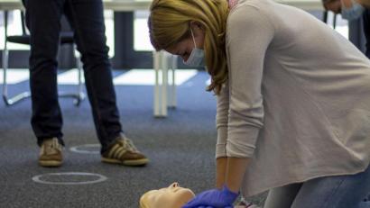 Archivbild: Malteser/exb
Die Malteser haben 2020 ihre Ausbildungskurse mit verringerter Teilnehmerzahl und unter Hygienevorschriften abgehalten. Kurse werden derzeit aber nicht angeboten.