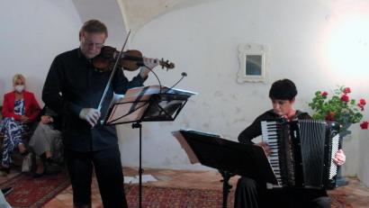 Bild: stg
Miroslav Vilímec an der Violine und Jarmila Vlachová am Akkordeon servierten ein abwechslungsreiches und mitreißendes Programm in Wurz