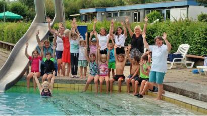 Bild: bsc
Der Förderkreis Freibad bot ein unterhaltsames Ferienprogramm. Die beiden Vorsitzenden Lisa Rauh (vorne rechts) und Patricia Henze (hinten links) organisierten mit Helferinnen einen unvergesslichen Nachmittag für die Kinder.