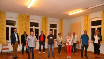 Bild: bey
Anton Nistler (vordere Reihe von links) führt den CSU-Ortsverband Burkhardsrieth. Ihm zur Seite stehen Stellvertreter Christian Riedl, Schriftführerin Gerlinde Krämer und Kassier Stefan Völkl.