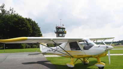 Bild: Gabi Schönberger
Mit einem ähnlichen Modell wie diesem Ultraleichtflugzeug ist der 74-jährige Pilot am Samstag in Latsch bei Weiden abgestürzt. Er überlebte den Unfall nicht.