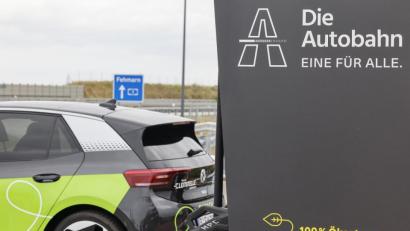 Bild: Frank Molter/dpa
Der Ausbau alternativer Antriebe muss schneller gehen: Ein Elektroauto steht an einer Ladestation.