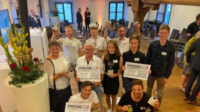 Bild: Oberpfalz Marketing / Cindy Michel/exb
Die Preisträger des Ideenwettbewerbs "opf.rocks 2020". Lehrer Fabian Götzl (stehend, rechts) und seine 10. Klasse vom Gymnasium Eschenbach gewannen in der Kategorie "Soziales und Ehrenamt".