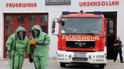 Bild: Wolfgang Steinbacher
Schon kurze Wege sind für CSA-Träger körperlich anstrengend. In den hermetisch, also luft- und wasserdicht, verschlossenen Anzügen sorgen Pressluftatmer mit Atemschutzmasken für die nötige Sauerstoffzufuhr.