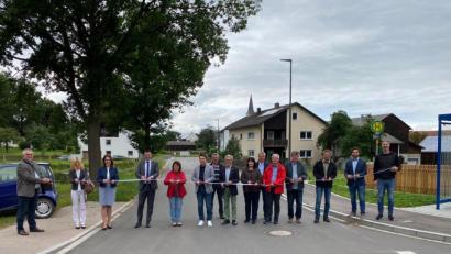 Bild: Matthias Meier, Landratsamt Schwandorf/exb
Landrat Thomas Ebeling (Vierter von links), seine drei Stellvertreter und die Fraktionsvorsitzenden von Kreistag und Bauausschuss gaben gemeinsam mit Zweiter Bürgermeisterin Maria Schlögl (Fünfte von links) und Vertretern der Baufirma die neugebaute Ortsdurchfahrt von Neunaigen frei.