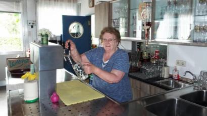 Bild: e
Maria Tröster hinter dem Zapfhahn und vor dem Ofen. 44 Jahre lang war das ihr Zuhause.