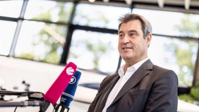 Bild: Matthias Balk/dpa
Ministerpräsident Markus Söder kann sich ab Oktober Lockerungen für Diskotheken in Bayern vorstellen. Außerdem möchte er weg vom Homeschooling.