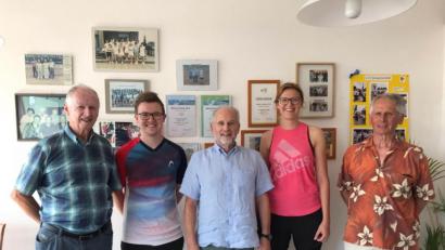 Bild: mab
Nach acht Jahren als Abteilungsleiter der Sparte Tennis im FC Schwarzenfeld gab Wolfgang Laahts (Mitte) sein Amt in jüngere Hände ab. Der neue Vorsitzende Dennis Stangl und seine Vertreterin Christin Hesker (links und rechts von ihm) dankten für seine Vorstandsarbeit. Franz Weiß (links) und Werner Cyganek (rechts) ließen Stationen seines Wirkens Revue passieren.
