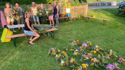 Bild: bö
Den Erlös aus dem Verkauf der Kräuterbuschen in Höhe von 250 Euro spendet der Obst- und Gartenbauverein Allersburg für die Opfer der Flutkatastrophe.