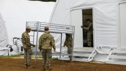 Bild: Pfc. Jacob Bradford/U.S. Army/dpa
U.S. Soldaten der 41st Field Artillery Brigade richten auf dem Truppenübungsplatz Grafenwöhr am 22. August 2021 provisorische Unterkünfte und Betten für afghanische Flüchtlinge ein. Auf dem Truppenübungsplatz Grafenwöhr werden im Rahmen der Operation "Allies Refuge" Evakuierte aus Afghanistan vorübergehend untergebracht.