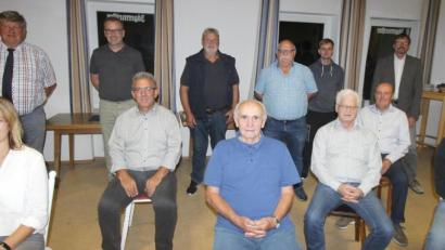 Bild: war
Fast alle geehrten Mitglieder des SV Etzenricht unterstützen den Verein aktuell oder nach ihrer aktiven Zeit auch als treue und sportbegeisterte Menschen mit ihren Beiträgen.