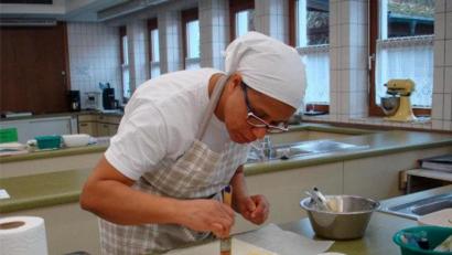 Bild: Landwirtschaftsschule Amberg/exb
Ein Blick in die Praxis an der Landwirtschaftsschule Amberg: Bei der Plätzchenherstellung ist Genauigkeit gefragt.