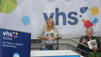 Bild: Joachim Gebhardt
Claudia Mai und Landrat Richard Reisinger stellten das neue Winter-Programm der VHS Amberg-Sulzbach vor.