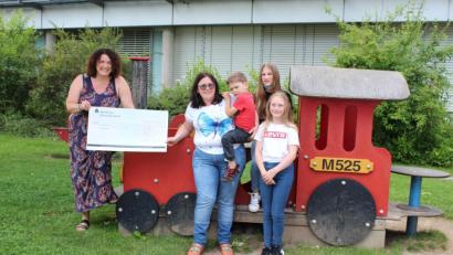 Bild: Kliniken Nordoberpfalz, Michael Reindl/exb
Wiederholungstäter im positiven Sinne: Zum zweiten Mal hat Familie Heindl an den Bunten Kreis Nordoberpfalz gespendet – diesmal 270 Euro.