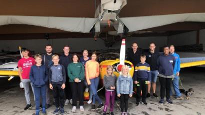 Bild: gdö
Ferienprogramm des Aeroclubs Erbendorf: Der 22-jährige Tobias Hör aus Erbendorf (Dritter von rechts) hat die Jugendlichen am Wochenende wieder perfekt betreut. Vor dem Abschlussfoto hat er die zahlreichen Fragen der Kinder zum Motorsegler des Aero Clubs Erbendorf beantwortet.