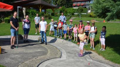 Bild: jr
Spaß am Minigolfspielen hatten am Samstag elf Kinder in Großbüchlberg. Eingeladen zu der Aktion hatte die Jungen Union um Ortsvorsitzenden und Jugendbeauftragten Christoph Hampel (links). Mit im Bild Anlagenbetreiber Jürgen Lang (hinten, Mitte).