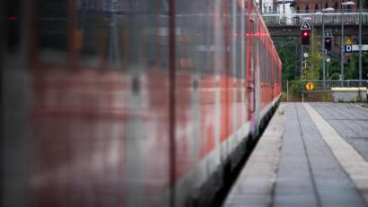 Symbolbild: Julian Stratenschulte
Eine leere Bahn steht an einem Bahnhof. Die Gewerkschaft Deutscher Lokomotivführer (GDL) hat ihren Streik bei der Deutschen Bahn am frühen Montagmorgen auch auf den Personenverkehr ausgeweitet.