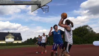 Bild: prh
Mit Eifer bei der Sache waren die acht Teams beim dritten "3x3-Turnier", das die Basketballer der DJK Neustadt bestens organisiert hatten.
