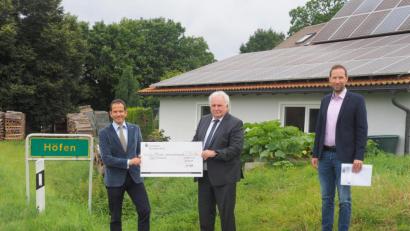 Bild: ws
Mit dem 4.Breitbandausbauverfahren investiert die Stadt 6,9 Millionen Euro in die bessere digitale Infrastruktur der Dörfer und Weiler. Für den Bund durfte Abgeordneter Albert Rupprecht (links) stellvertretend den Förderbescheid in Höhe von 3,4 Millionen Euro an Zweiten Bürgermeister Peter Gold (Mitte) übergeben. Mit dabei war auch Stellvertretender Kämmerer Harald Eckstein.