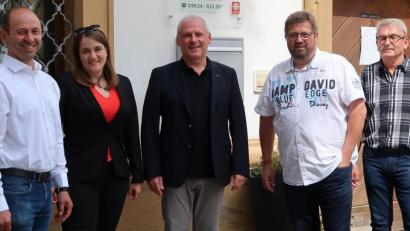 Bild: Petra Braun-Göldner/exb
Von links: Bürgermeister Hans Ram, Co-Landesvorsitzende Ronja Endres, Diakon Richard Sellmeier, Bundestagskandidat Johannes Foitzik und Riedens SPD-Ortsvorsitzender Georg Söldner.