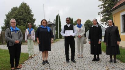 Bild: pi
Danke an den Katholischen Frauenbund sagen Pfarrer Julius Johnrose sowie die Schwestern Margot und Bonita (von rechts).