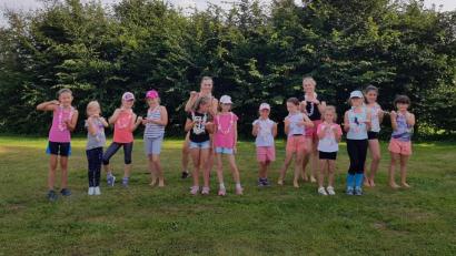 Bild: Sandra Panitzek/exb
Die Kinder bei der Aktion „Kids Summer Dance“ wurden von Julia Dietz und Bianca Zeus (hinten, von links) betreut.