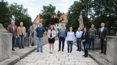 Bild: Stefan Malzer/Landratsamt Tirschenreuth/exb
Der neue Personalrat 2021 bis 2026 des Landratsamtes stellte sich bei Landrat Roland Grillmeier vor. Von links: Max Bindl, Richard Schiedeck, Nadine Frank, Martin Malzer, Christine Eckert, Anja Beer, Judith Sollfrank, Engelbert Träger, Ramona Wiesent, Lukas Riedl und Landrat Roland Grillmeier.