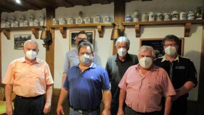 Bild: Gemeinde Kulmain/exb
Die Jagdgenossenschaft Lenau: (vorne, von links) Bürgermeister Günter Kopp, Jagdvorsteher Alois Albersdörfer, stellvertretender Jagdvorsteher Hans Friedrich sowie (hinten, von links) ausscheidender Mitjagdpächter Christian Rauch, Jagdpächter Max Frank (Lenau I) und Jagdpächter Stefan Glaser (Lenau II).