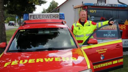 Bild: jma
Der stellvertretende Leiter der Ehrenamtlichen von der Ursensollener First-Responder-Gruppe, Andreas Färber, vor dem in die Jahre gekommen Einsatzfahrzeug.