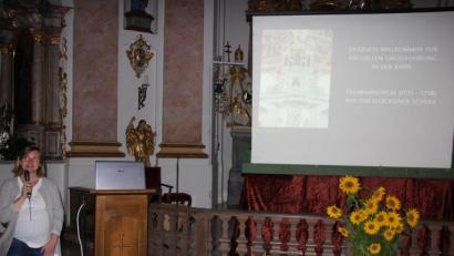 Bild: kro
Auf einer großen Leinwand präsentierte Christine Sommer Bilder von der renovierten Kappl-Orgel.