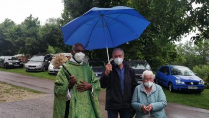 Bild: bö
Pfarrer Charles Nwamiro (links) aus Utzenhofen segnete im Beisein von Kirchenpfleger Alfred Steindl und Mesnerin Kunigunde Sperl die Fahrzeuge.