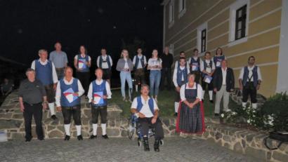 Bild: adj
Die langjährigen Aktiven der Jugendblaskapelle Parkstein erhalten Auszeichnungen. 45, 50 und 60 Jahre widmen sich Rainer Lukas (hinten, Siebter von links), Dieter Hundhammer (vorne, sitzend)., Konrad Steiner (hinten, Dritter von links), Werner Kippes und Rudolf Trescher (Vorne, Zweiter und Dritter von kinks) der Freude an der Musik. Josef Ferstl (Zweiter von rechts) Vorsitzende Gisela Weß (vorne, rechts) und Dirigent Alfons Steiner (Zweiter von links) gratulieren.