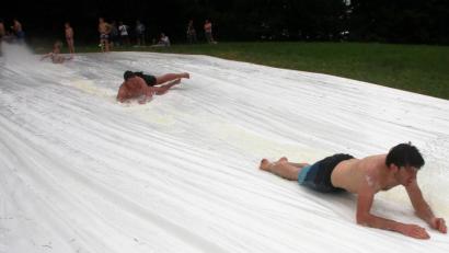 Bild: wro
Die Feuerwehr Falkenberg hatte nach der coronabedingten Pause im vorigen Jahr wieder zum Wasserrutschen eingeladen.