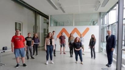 Bild: Misch/OTH Amberg-Weiden/exb
Mitglieder des neu gewählten studentischen Konvents (von links): Stefan Ries und Johannes Marquart, Heike Kraus, Amrei Lisa Fedeler, Tobias Schärtl, Josef Gröger, Marina Spickenreuther, Lena Carolin Rausch, Denise Helmschrott und Jennifer Falk sowie der zukünftige OTH-Präsident Prof. Clemens Bulitta.