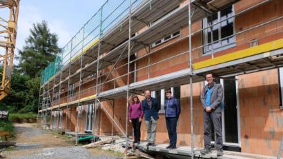 Bild: le
Stippvisite von Baudirektor Albert Dischinger und Regierungsamtsfrau Alexandra Stetzuhn von der Regierung der Oberpfalz beim Flosser Bauverein auf der Baustelle in Plankenhammer/Steinleite. Dort entstehen zehn barrierefreie Mietwohnungen.