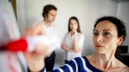 Bild: Klaus-Dietmar Gabbert/dpa-tmn 
Auf den Punkt gebracht: Mit praktischen Bewerbungsaufgaben wollen Arbeitgeber auch das Zeitmanagement der Bewerberinnen und Bewerber prüfen.