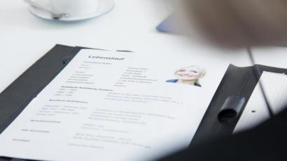 Bild: Christin Klose/dpa-tmn
Was ist bei einer Bewerbung gewünscht, was nicht? Dazu existiert viel Halbwissen.