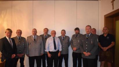 Bild: bnr
Markus Dirschwigl (Dritter von rechts) steht weiterhin an der Spitze der Soldaten- und Kriegerkameradschaft Altendorf. Zur Wahl gratulierten Bürgermeister Markus Schiesl (links) und der stellvertretende Kreisvorsitzende Andree Pöppich (Dritter von links).