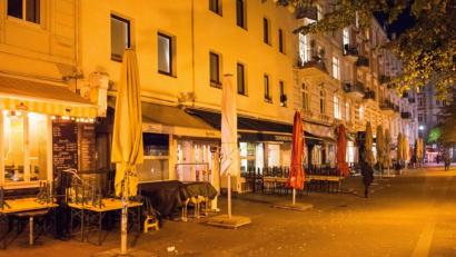 Bild: Daniel Bockwoldt
Hochgestellte Stühle und Bänke im Schanzenviertel. In Hamburg startet am Samstag ein 2-G-Modell für Geimpfte und Genesene. Foto: Daniel Bockwoldt/dpa