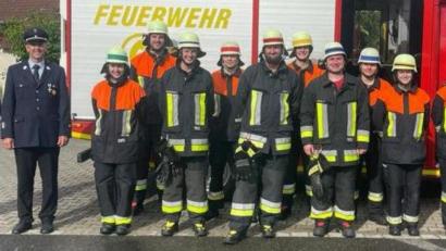 Bild: bö
Die Aktiven der Feuerwehr Mendorferbuch-Egelsheim zeigen bei ihrer Leistungsprüfung eine tadellose Vorstellung (von links): Dritter Bürgermeister Johann Seitz, Kommandant Markus Weigert, Cindy Härtl, Dominik Weber, Vorsitzender Martin Inselsberger, Daniel Anderson, Korbinian Kölbl, MIchael Meckl, Florian Meckl, Sebastian Metschl, Eilsa Hollweck, Antonia Kölbl sowie die Kreisbrandmeister Helmut Braun und Alexander Graf.
