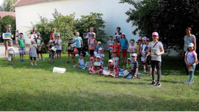 Bild: wro
Zu den Vorlese- und Zuhörstationen gehörte auch der Pfarrgarten in der Ortsmitte nahe der Waldnaab. Weitere Stationen des Ferienprogramms der Pfarrbücherei waren die Droht, der Anger und die Falkenberger Burg.