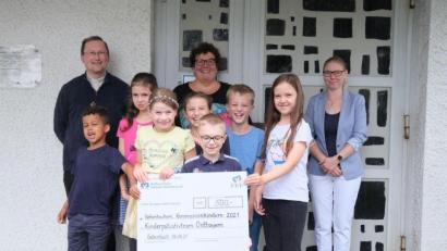 Bild: Klinikum/Preuß/exb
Über die Spende freuen sich alle (hinten, von links): Pfarrvikar Christian Preitschaft; Karin Borchers vom Kinderpalliativteam Ostbayern; Alexandra Karl sowie (vorne, von links) die Gebenbacher Kommunionkinder, Noah Brix, Louisa Scharl, Ella Lingl, Lisa Gebhardt, Erik Karl, Fabian Graf und Lilly Preuß.