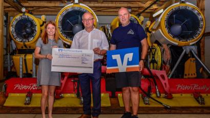 Bild: chl
Raiffeisenbank-Vorstand Norbert Waldhauser (Mitte) übergibt einen 3000-Euro-Spendenüscheck an den Skiclub Monte Kaolino Hirschau, vertreten durch Kassenwartin Regina Lingl und stellvertretenden Vorsitzenden Christian Reil.